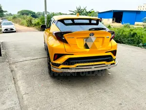 Toyota C-HR . 2017