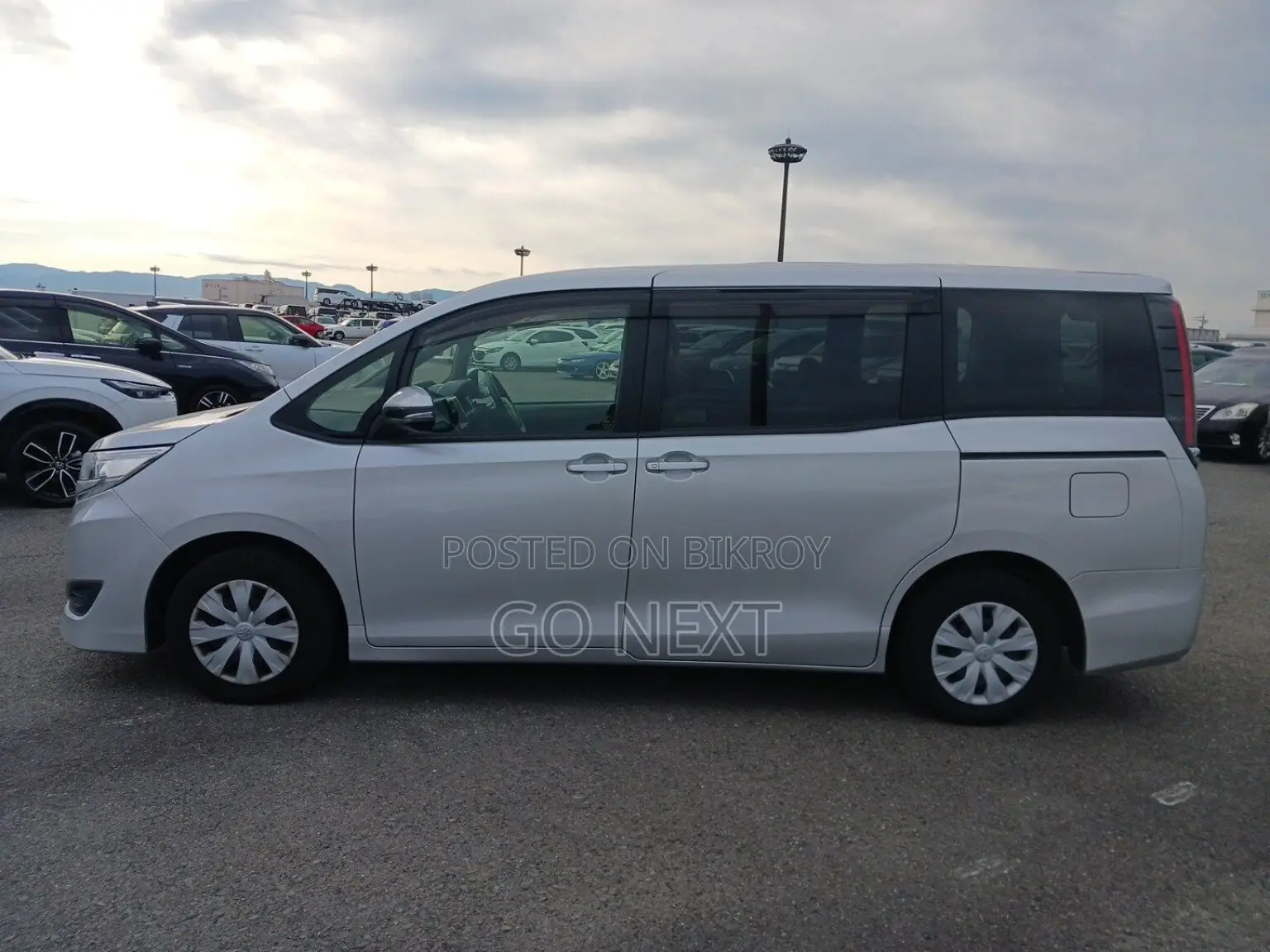 Toyota Noah X PACKAGE NON-HYBRID 2021