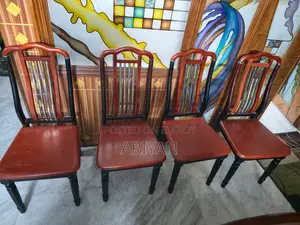 ৬ সিটার গ্লাস টপ ডাইনিং টেবিল সাথে ল্যাকার করা কাঠের ফ্রেম