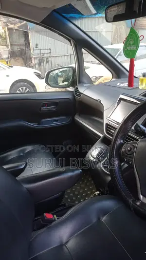 Toyota Noah x hybrid 2014