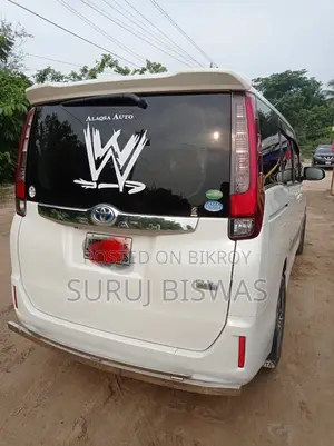 Toyota Noah x hybrid 2014