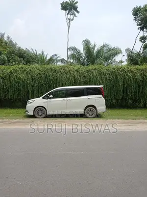 Toyota Noah x hybrid 2014