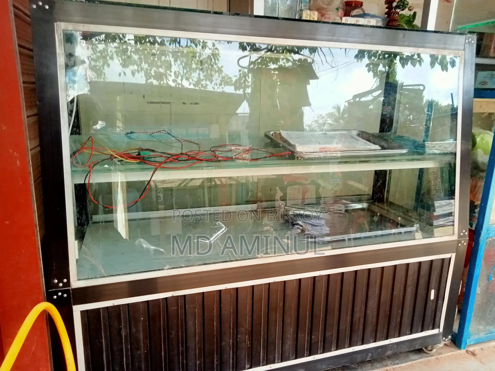 নাস্তা রাখার শোকেজ