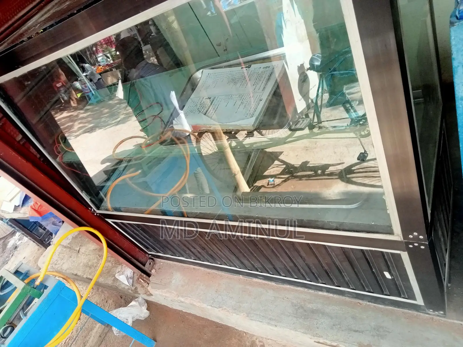 নাস্তা রাখার শোকেজ