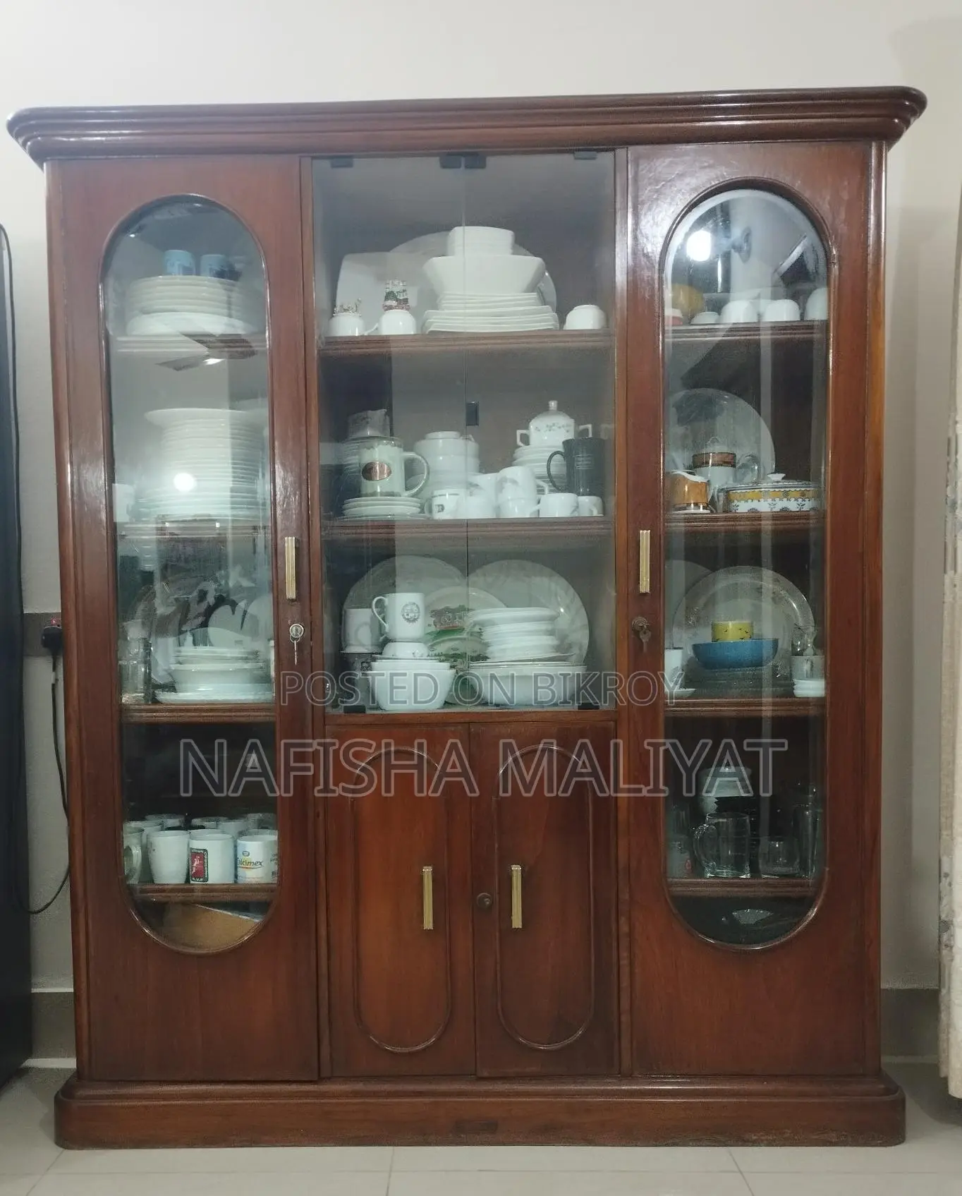 Wooden Showcase / Crockery Cabinet (with Glass Door)