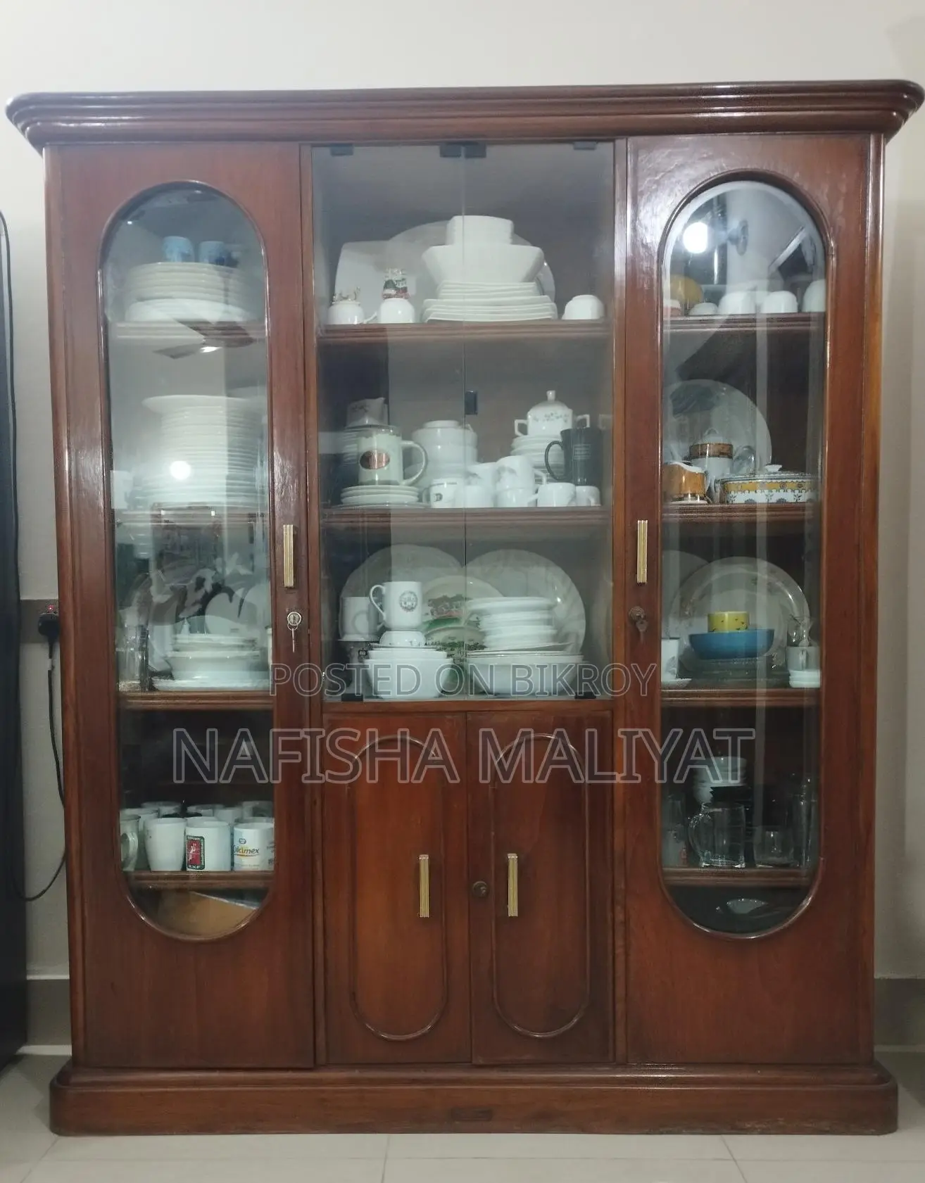 Wooden Showcase / Crockery Cabinet (with Glass Door)