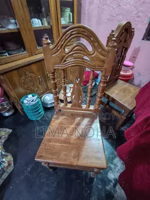 ডাইনিং টেবিল