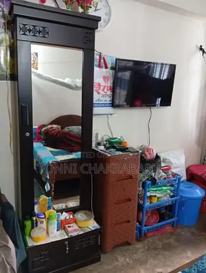 আলমারি ও ড্রেসিং টেবিল