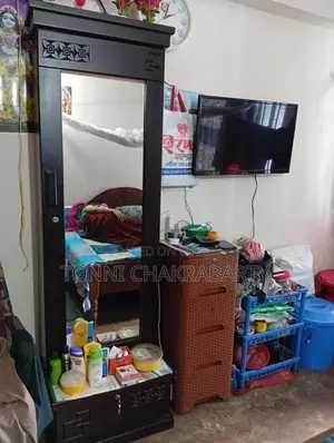 আলমারি ও ড্রেসিং টেবিল