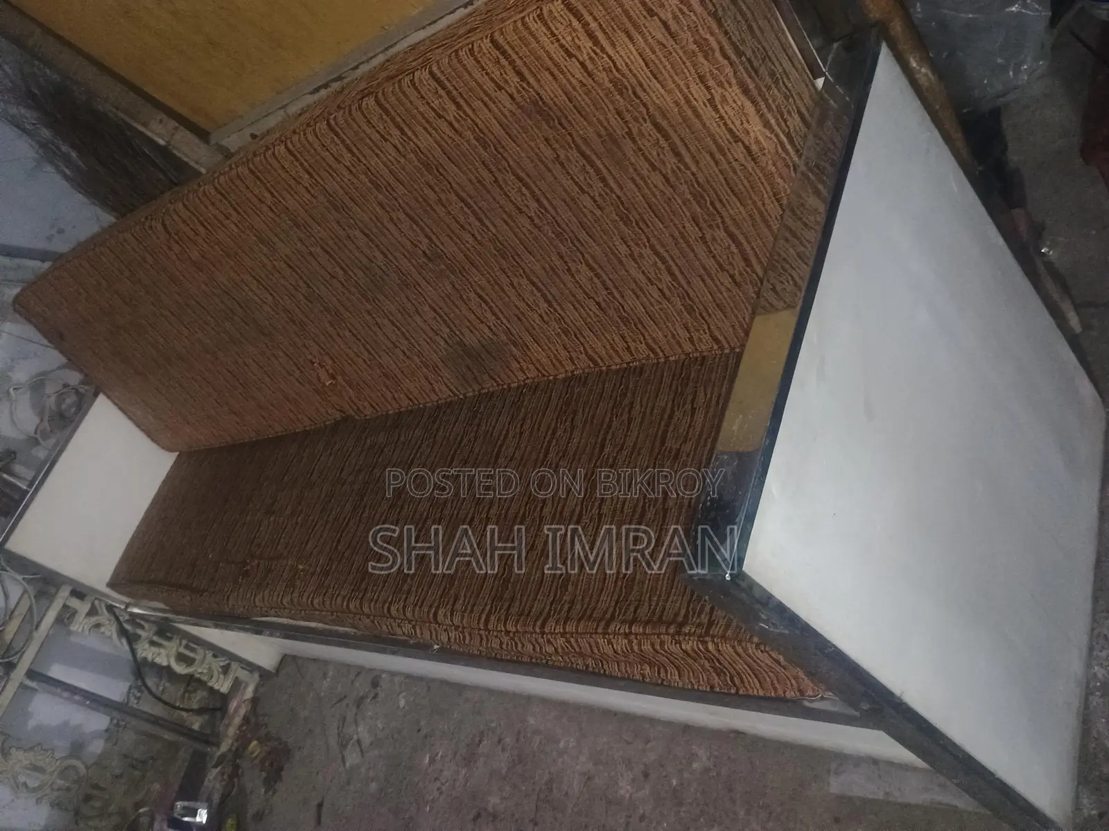 একটি ছোট সোফা