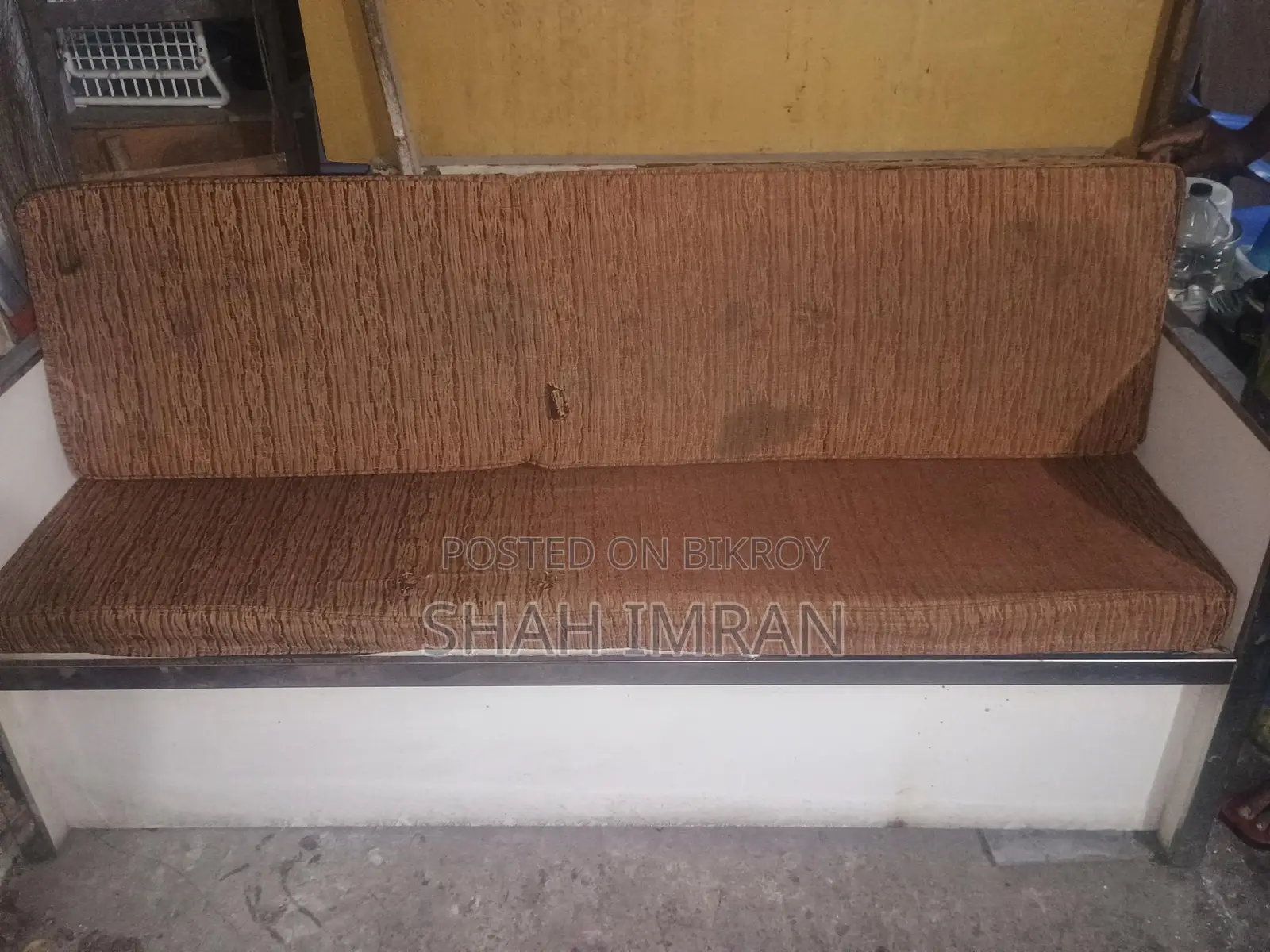 একটি ছোট সোফা