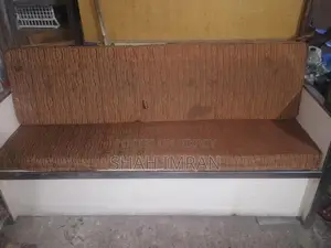 একটি ছোট সোফা