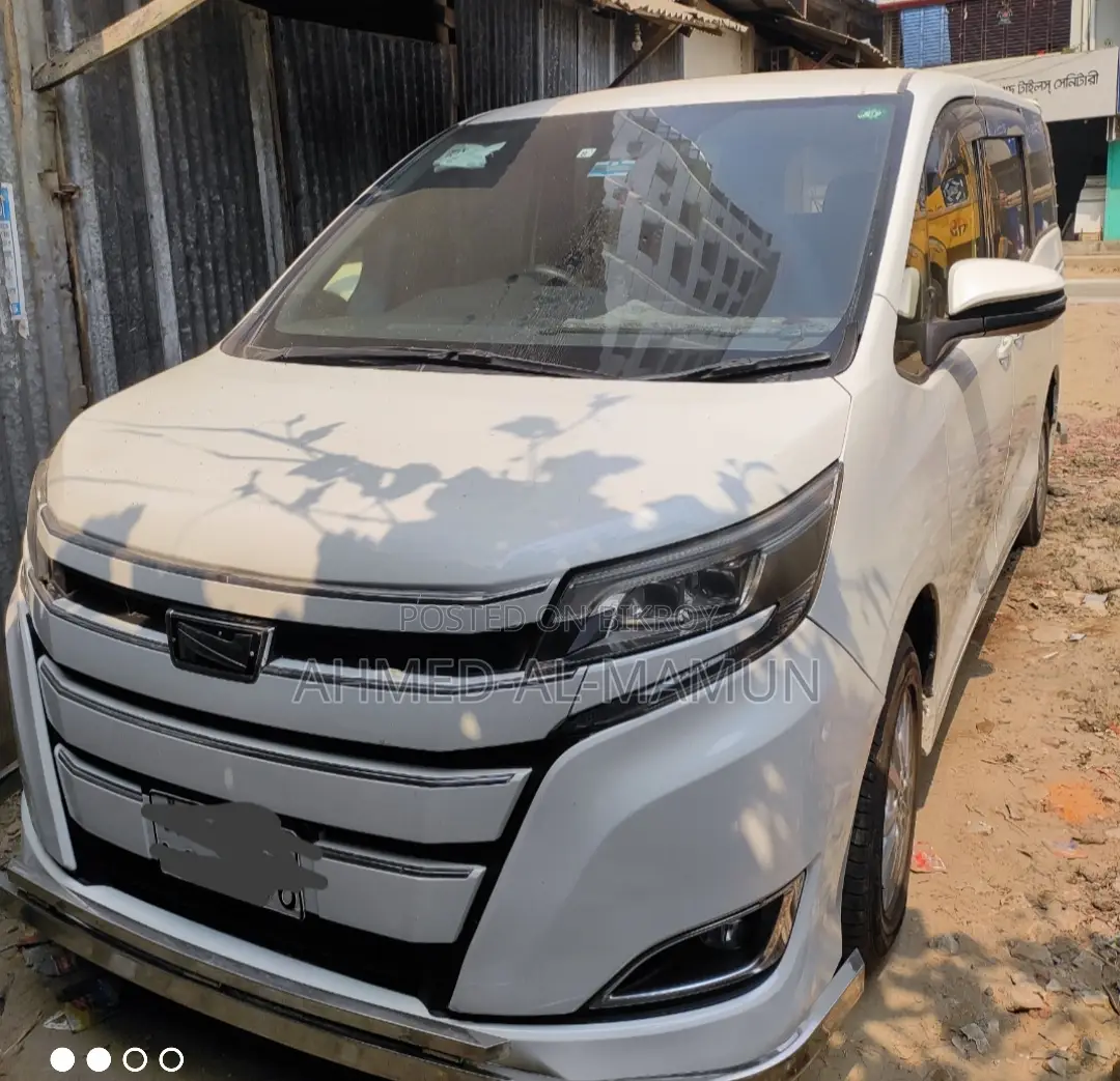 Toyota Noah . 2017