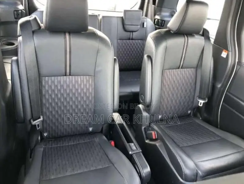 Toyota Noah S-Z Leg Rest Pearl 2023