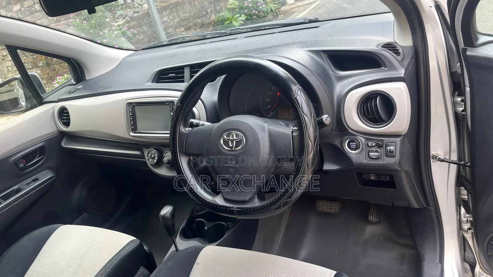 Toyota Vitz 1.3 FWD 5dr 2012 Silver