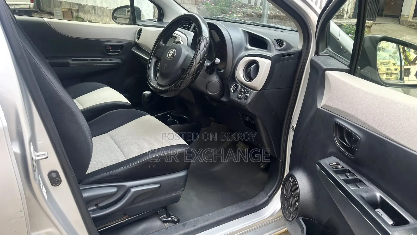Toyota Vitz 1.3 FWD 5dr 2012 Silver