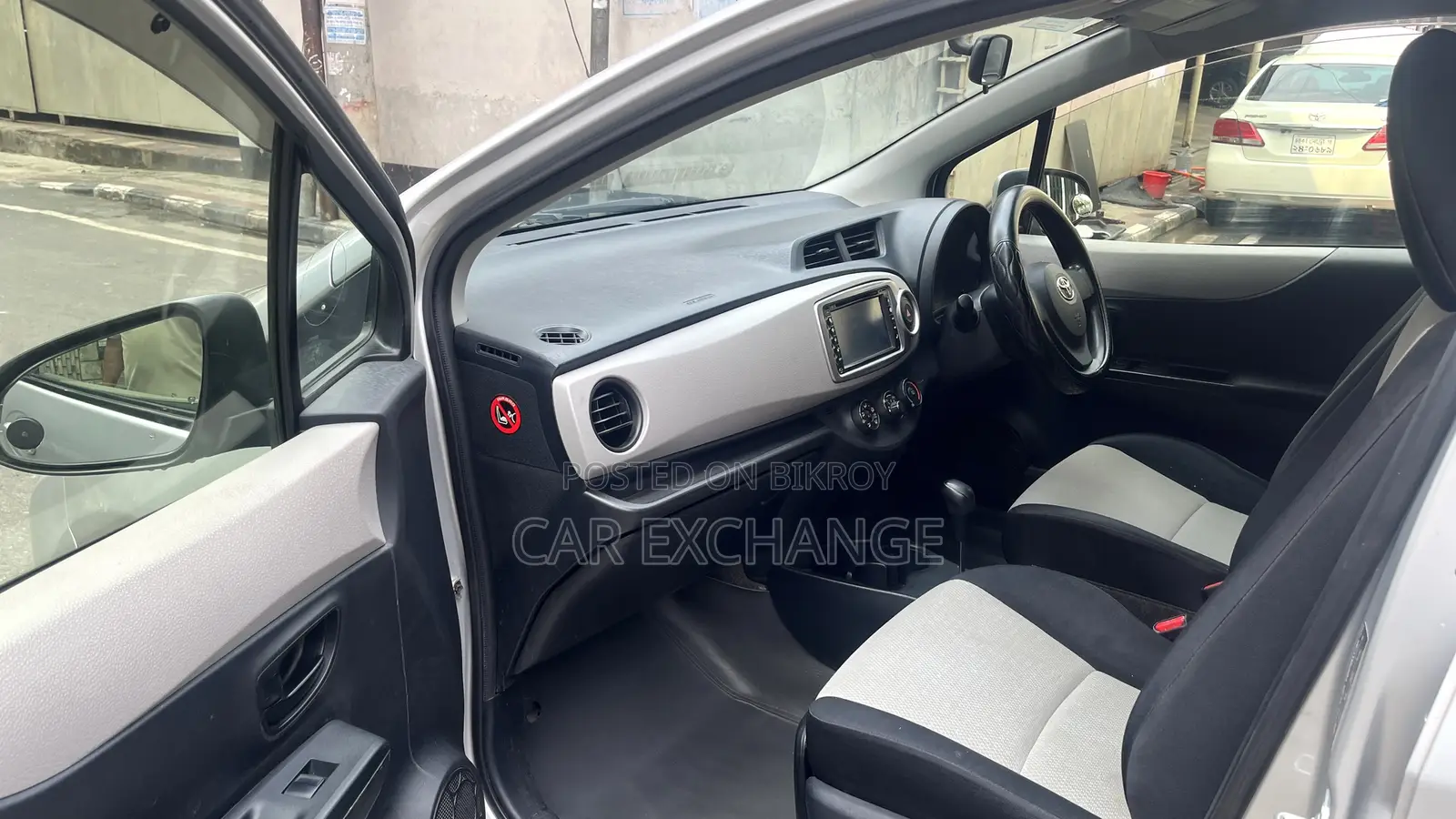 Toyota Vitz 1.3 FWD 5dr 2012 Silver