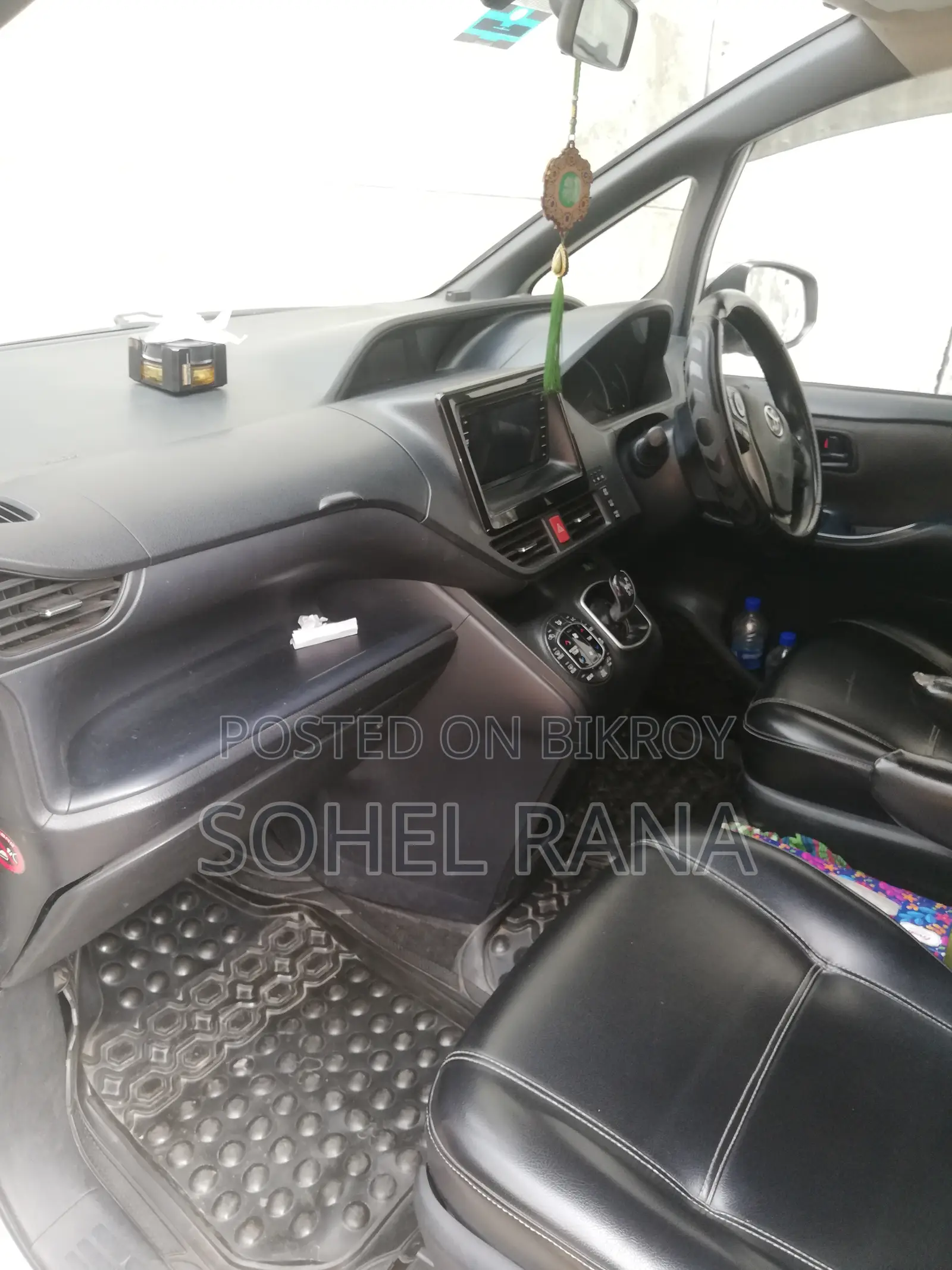 Toyota Noah X hybrid 2014