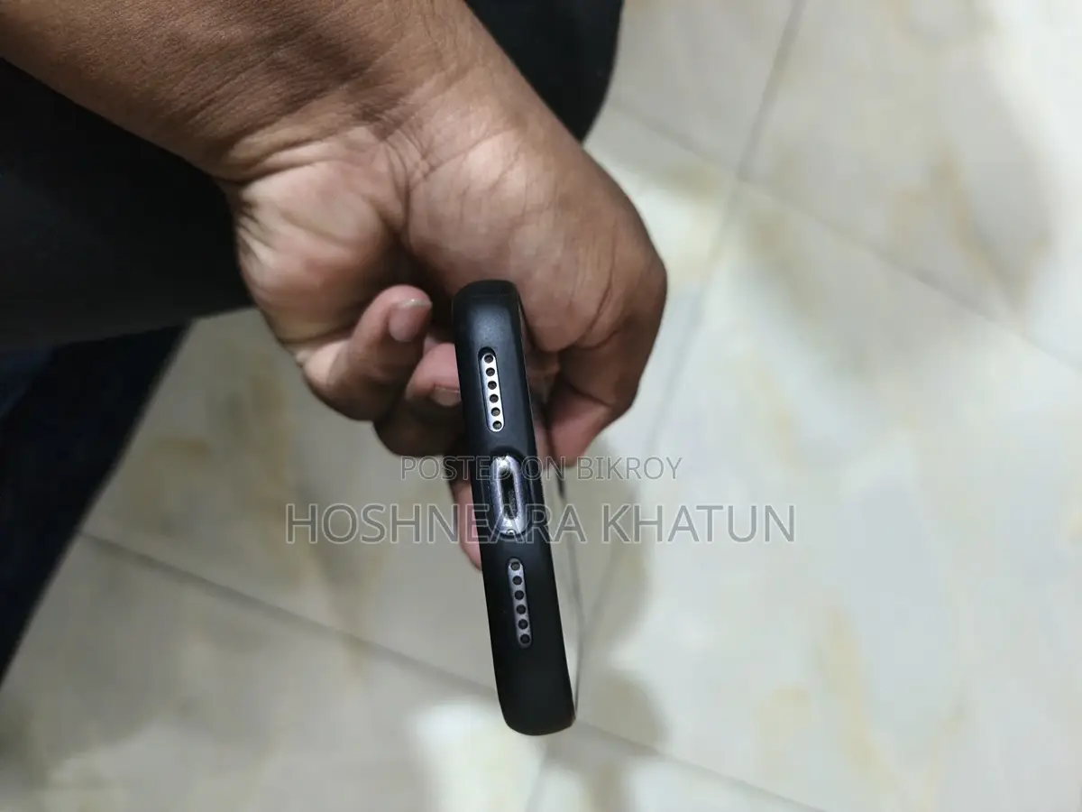Apple iPhone 11 . (Used)