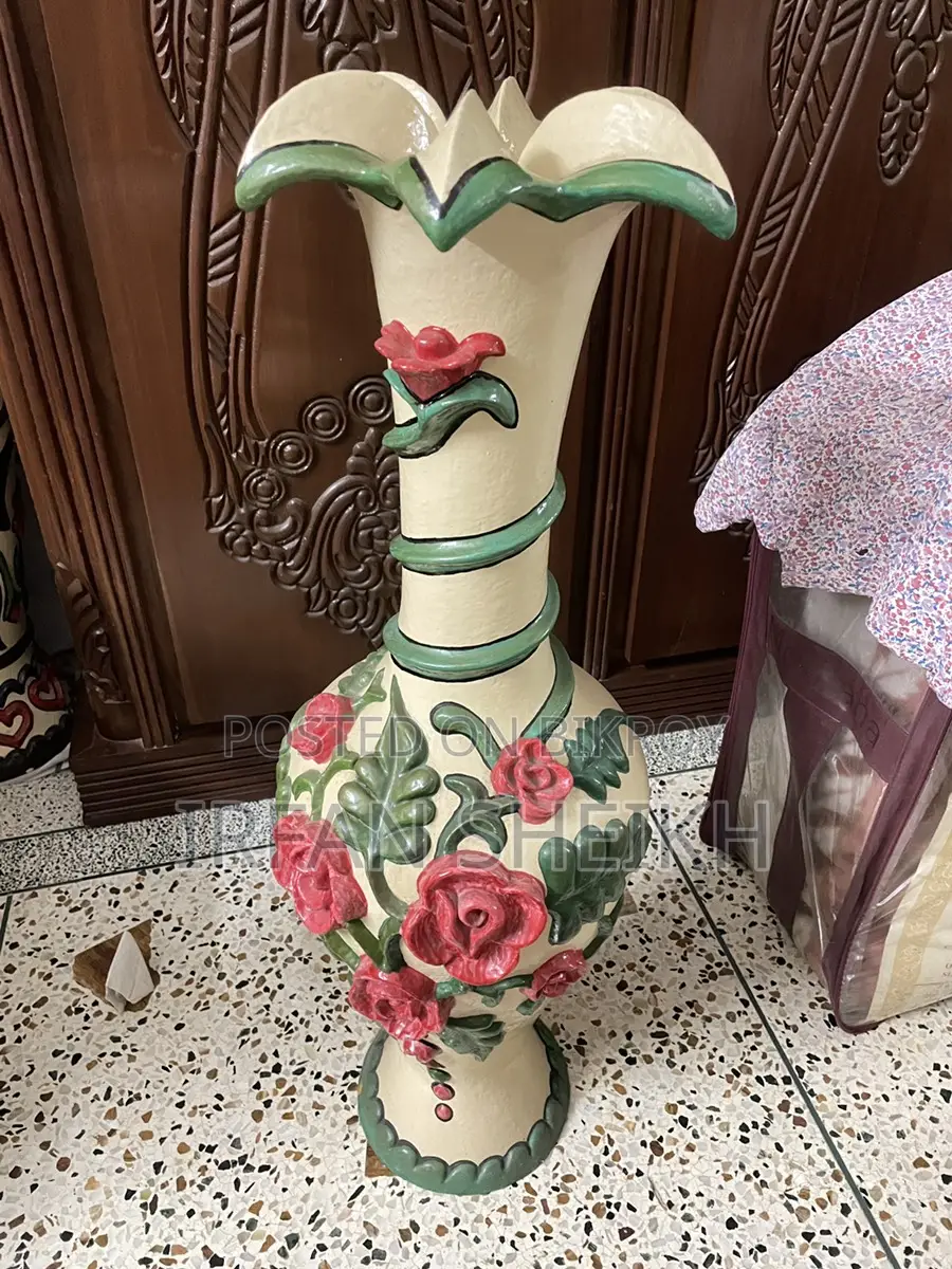 ফুলদানি বিক্রি হবে