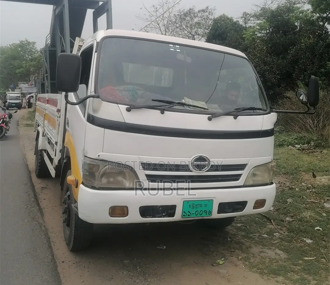 Toyota Hino Dutro 2012