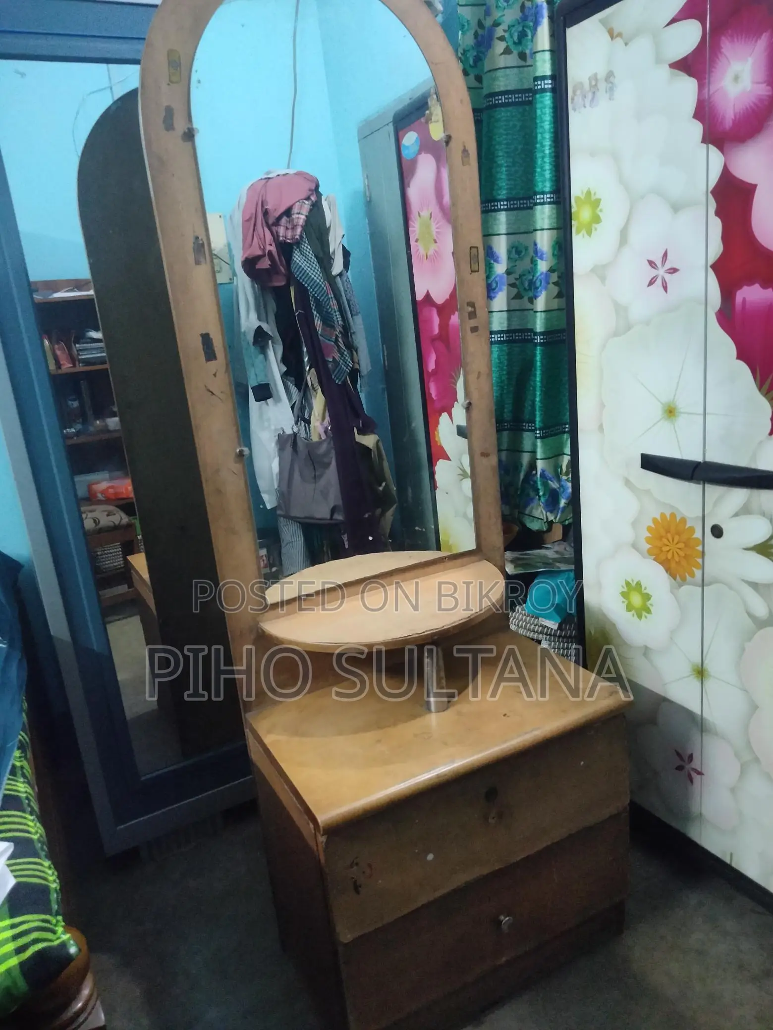 ব্যবহৃতো ড্রেসিন টেবিল