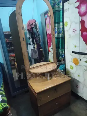 ব্যবহৃতো ড্রেসিন টেবিল