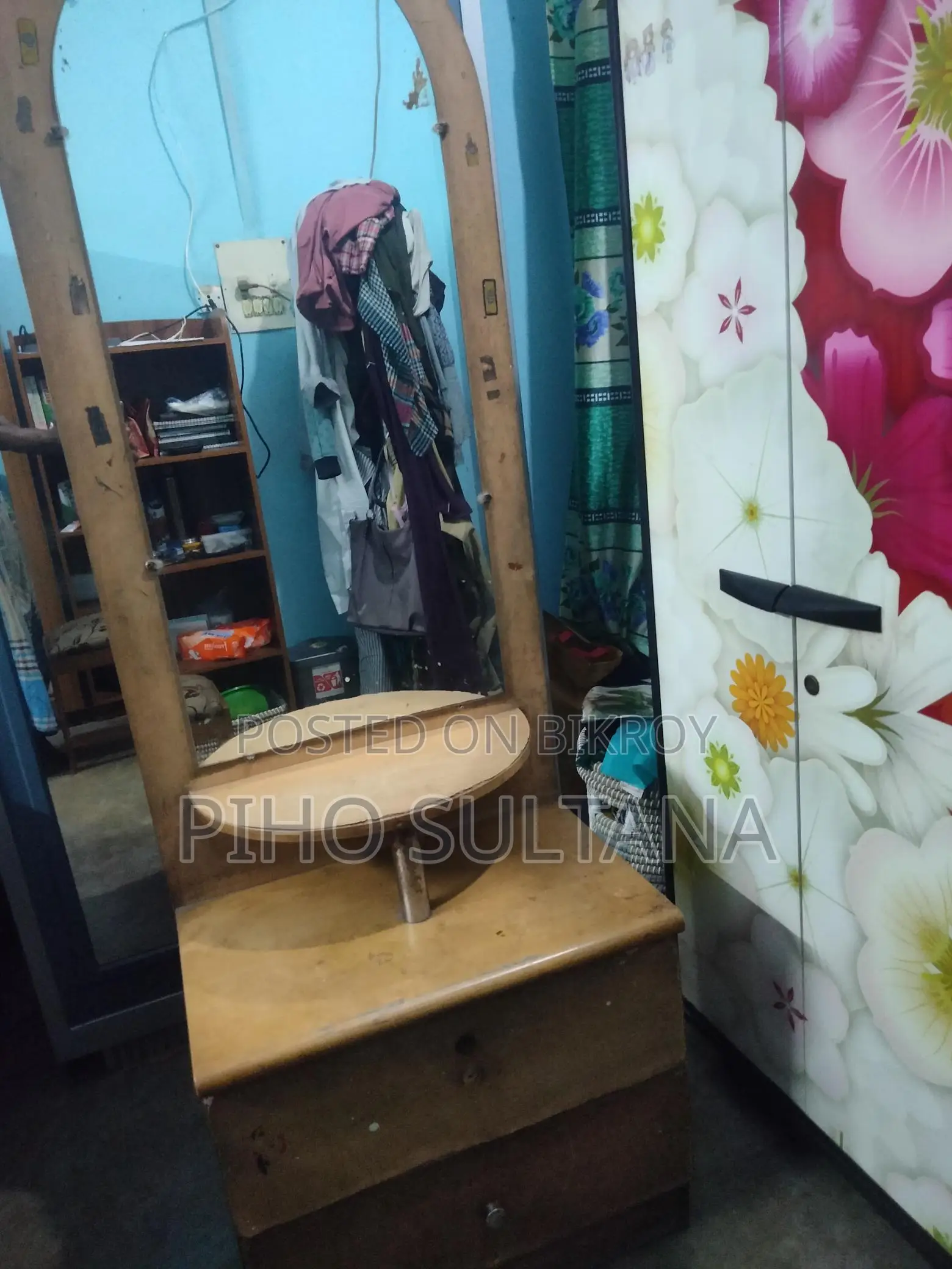 ব্যবহৃতো ড্রেসিন টেবিল