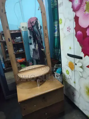ব্যবহৃতো ড্রেসিন টেবিল