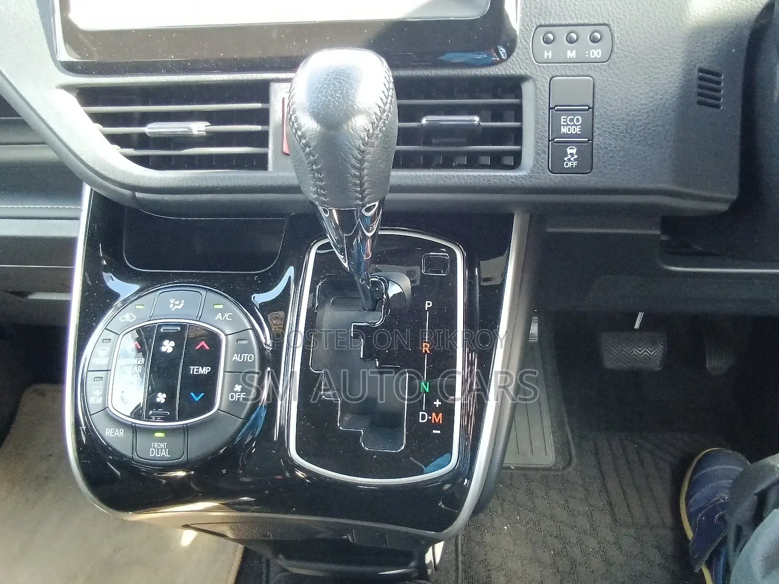 Toyota Esquire Non Hybrid Xi Pearl 2020