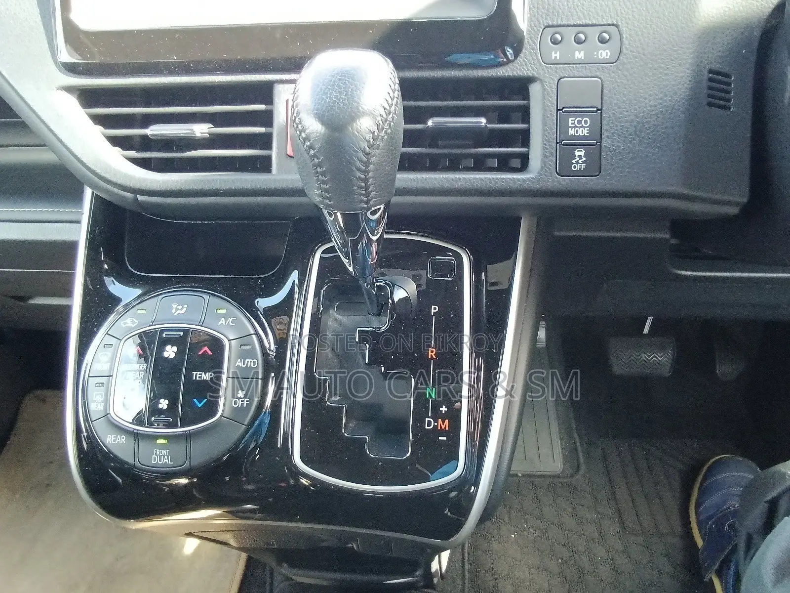 Toyota Esquire Non Hybrid Xi Pearl 2020