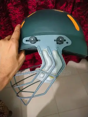 হেলমেটটি খুব ভালো অবস্থায় আছে,এটি দিয়ে একবার খেলা হয়েছে fresh product