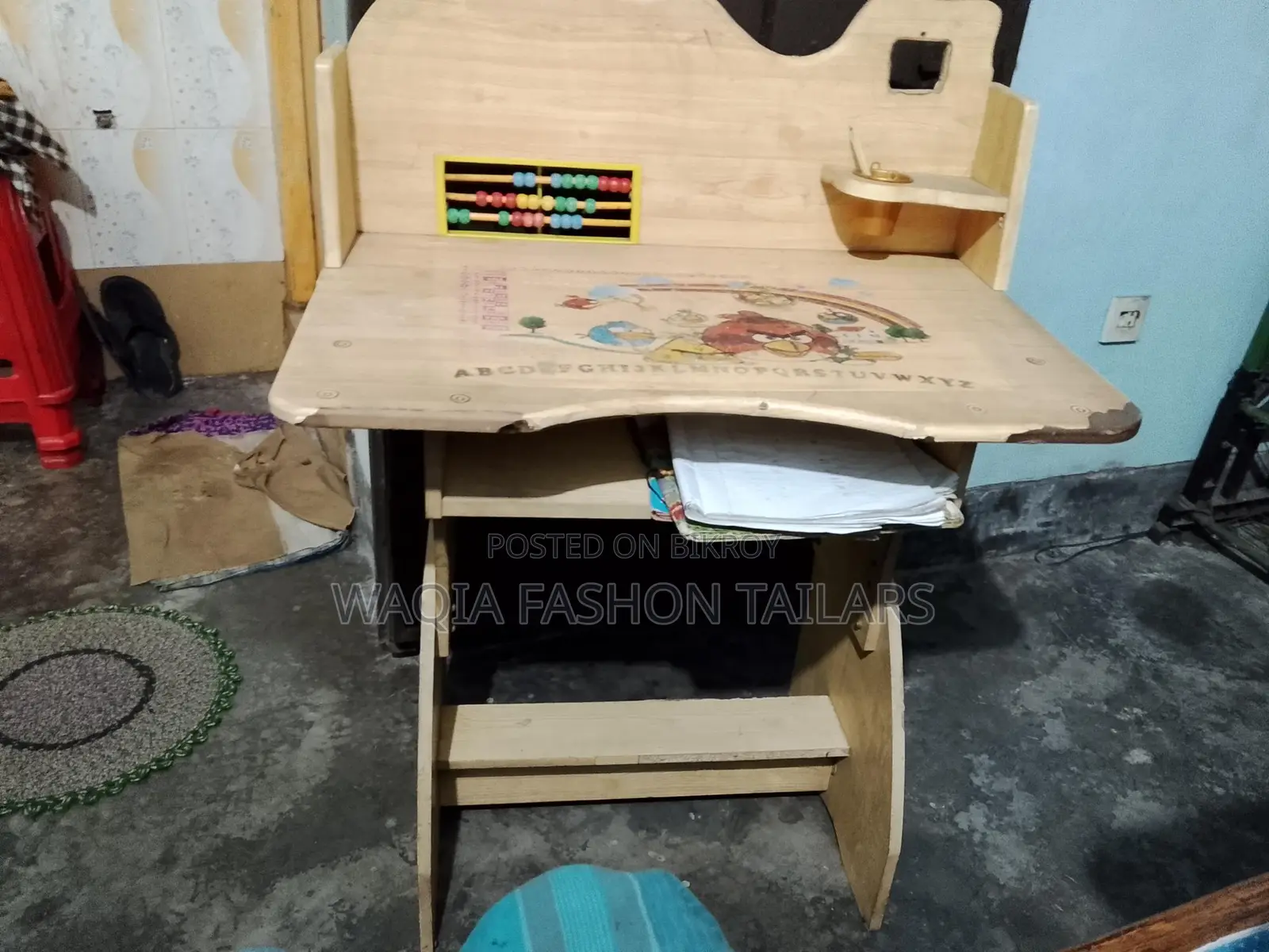 শিশুদের পড়ার টেবিল