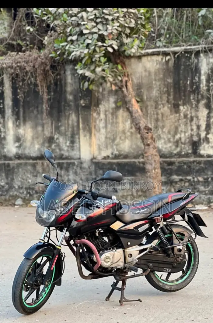 Bajaj Pulsar 150 . 2015