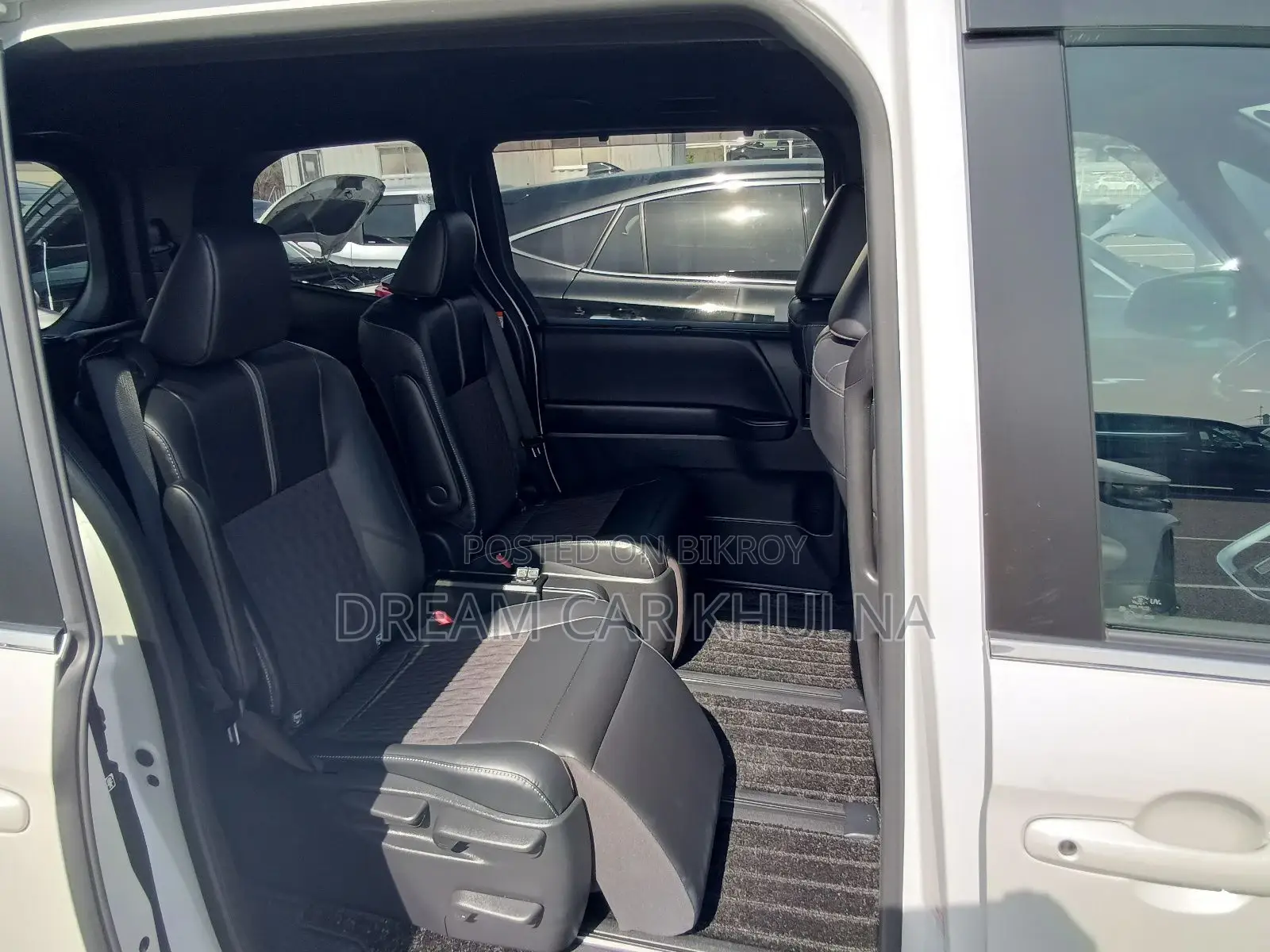 Toyota Noah SZ Hybrid Pearl 2023