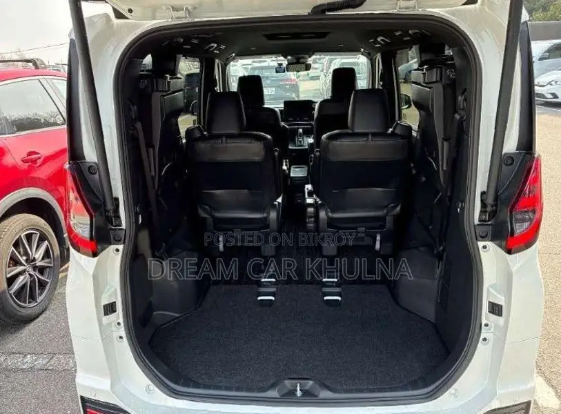 Toyota Noah SZ Hybrid Pearl 2023