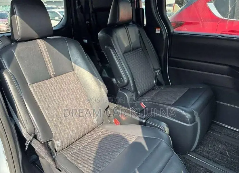 Toyota Noah SZ Hybrid Pearl 2023