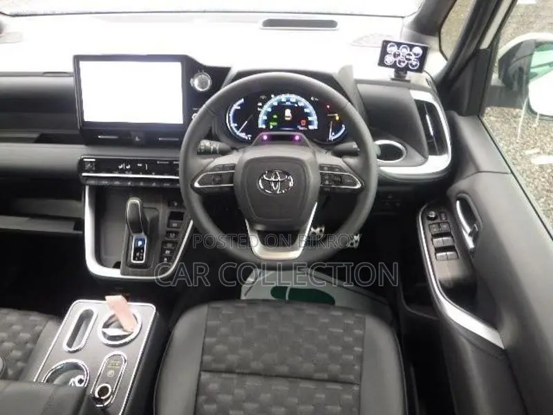 Toyota Voxy SZ Hybrid Pearl 2023