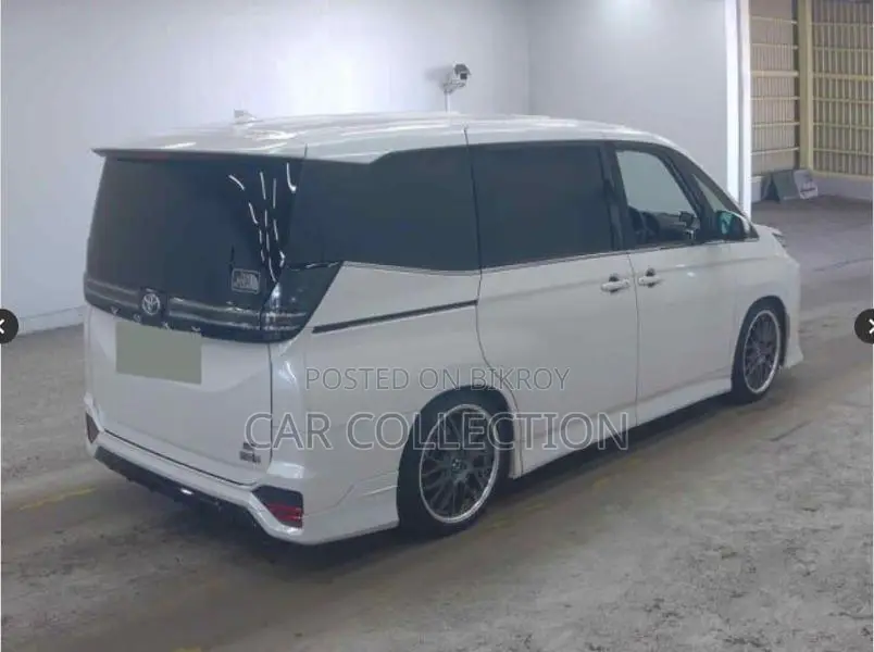 Toyota Voxy SZ Hybrid Pearl 2023