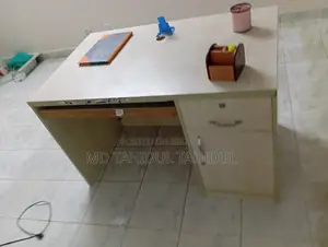টেবিল ৪ টি