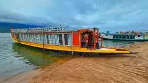 ১ টি কাঠের তৈরী পর্যটক বাহী ইকো হাউসবোট জরুরী বিক্রয় হইবে।