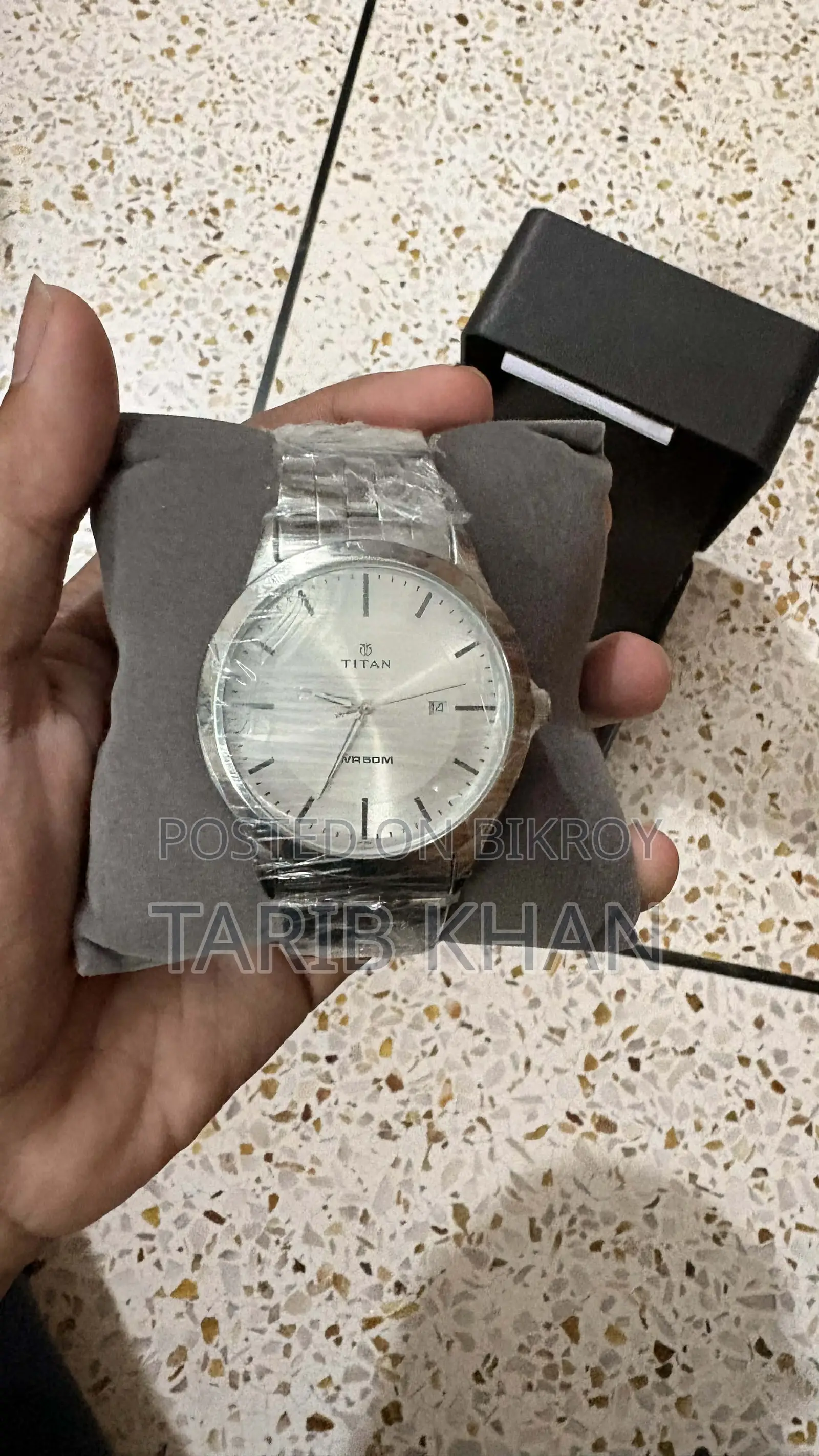Titan 1584sm03 কোয়ার্টজ এনালগ ডেট হোয়াইট ডায়াল স্টেইনলেস স্টিল ঘড়ি