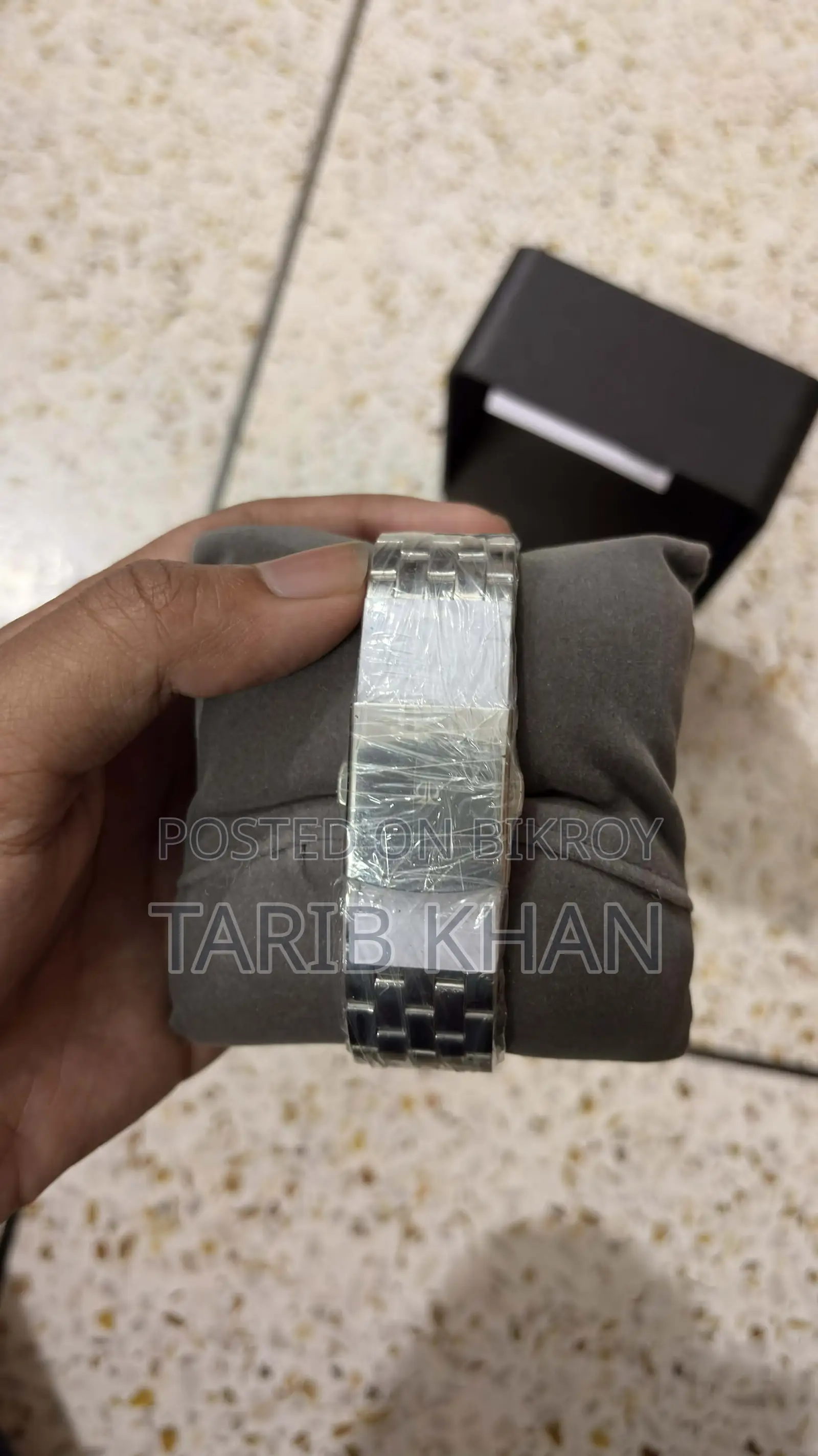 Titan 1584sm03 কোয়ার্টজ এনালগ ডেট হোয়াইট ডায়াল স্টেইনলেস স্টিল ঘড়ি