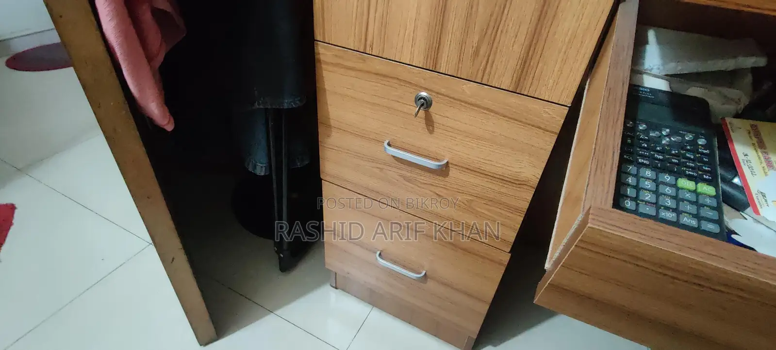 একটি পড়ার টেবিল