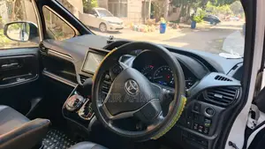 Toyota Esquire 2017