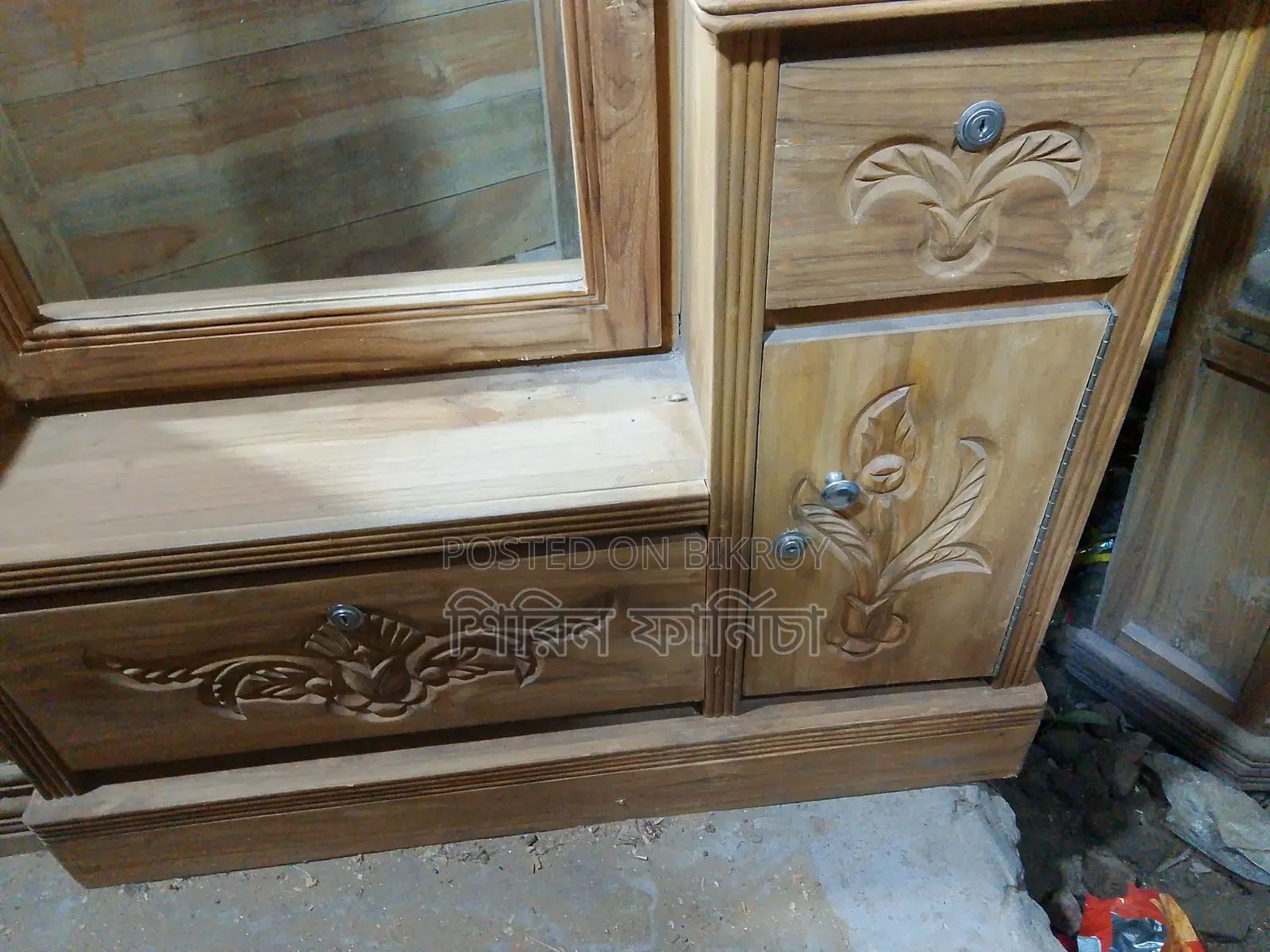 ড্রেসিং টেবিল