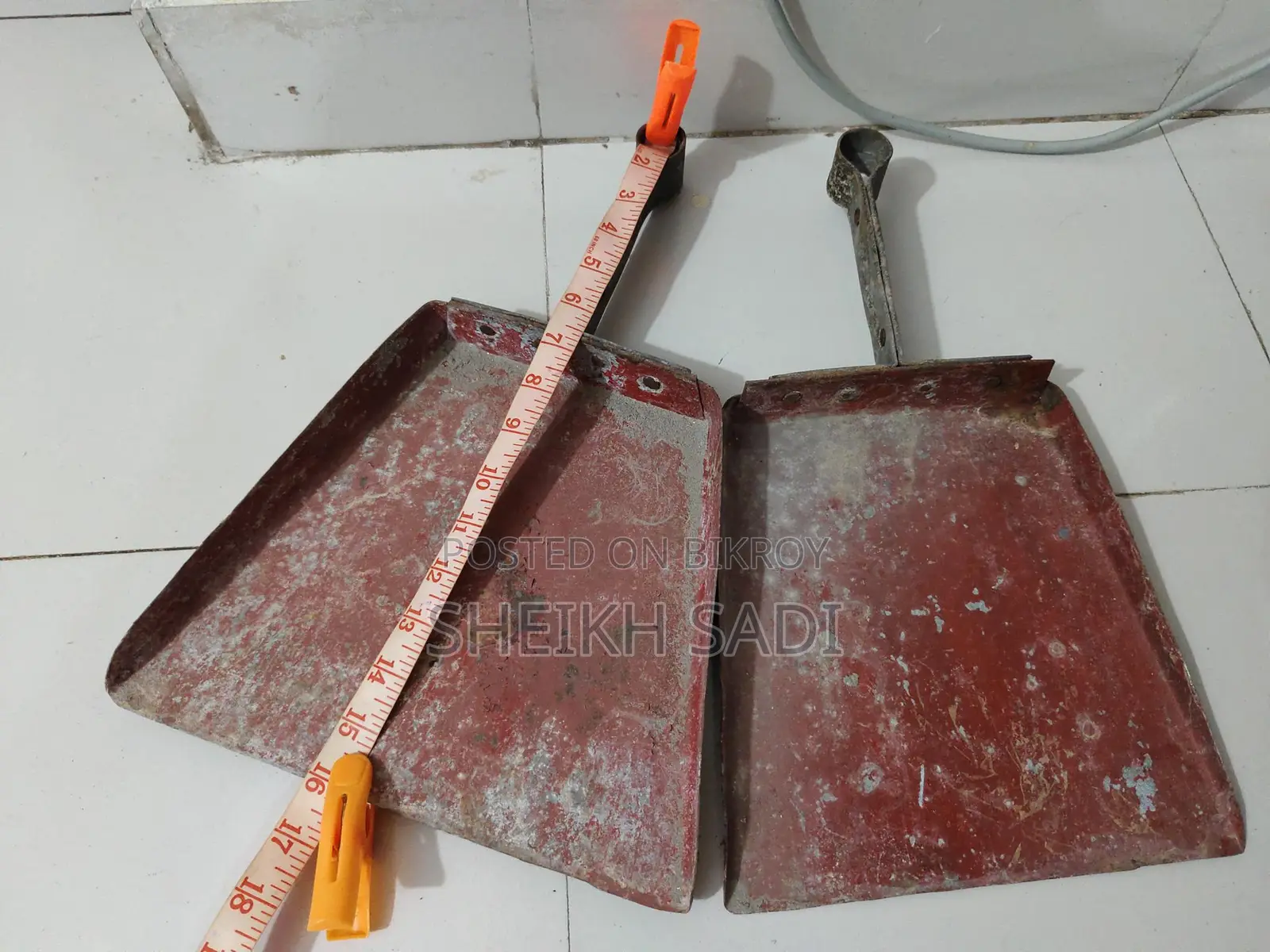 দুটি মজবুত লোহার বেলচা