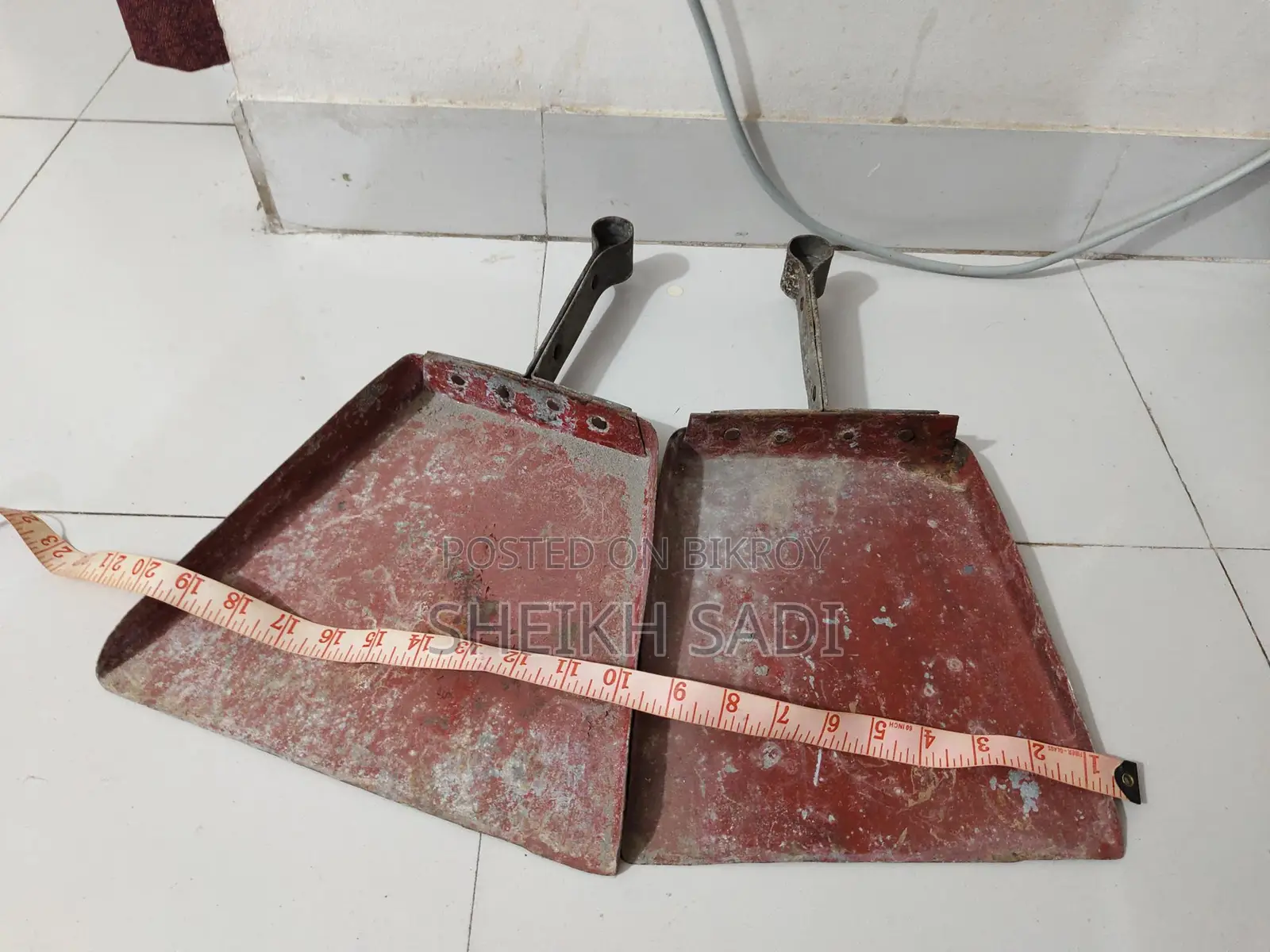 দুটি মজবুত লোহার বেলচা