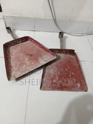 দুটি মজবুত লোহার বেলচা