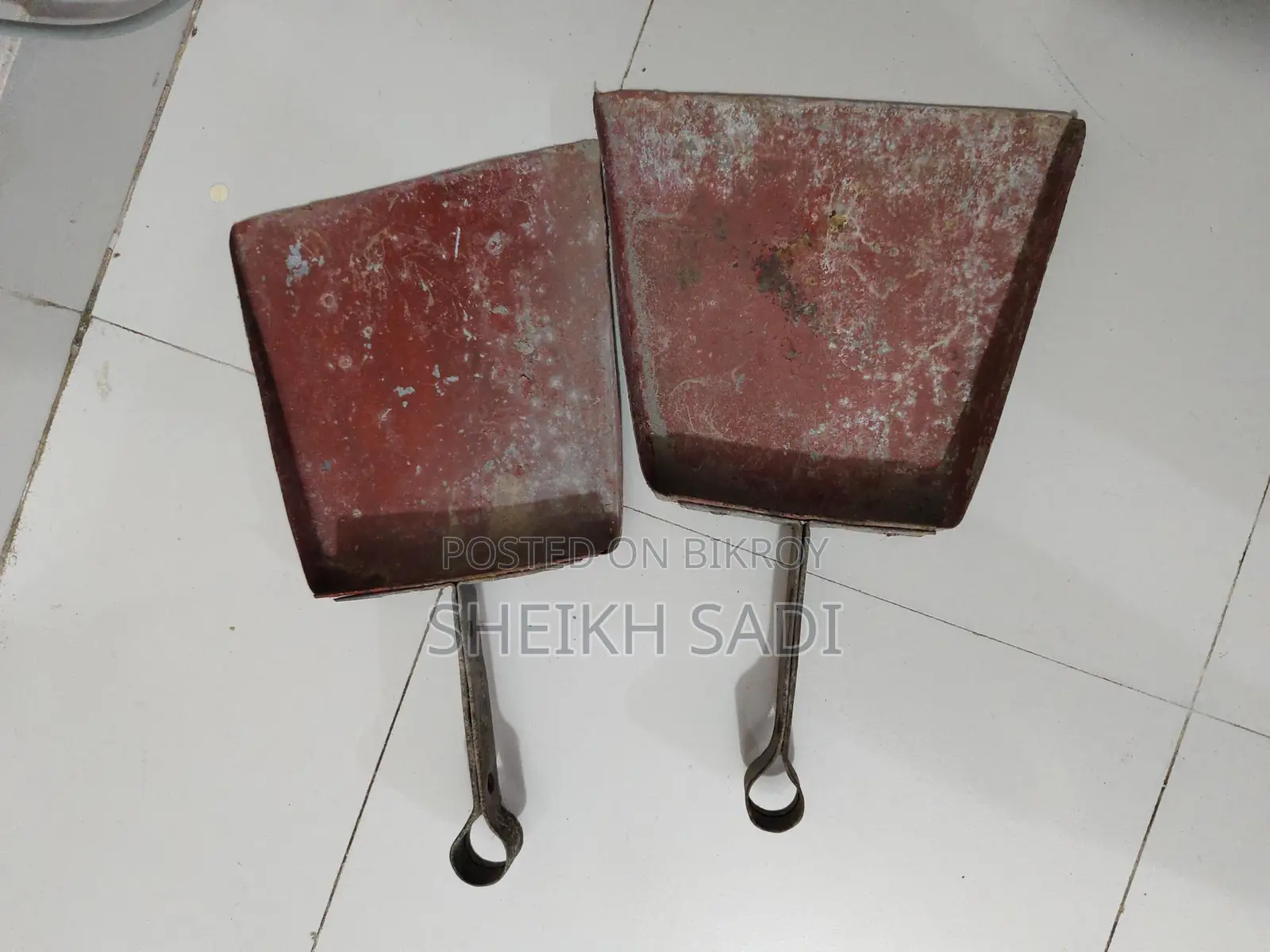 দুটি মজবুত লোহার বেলচা